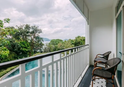 Camera matrimoniale con vista sulla piscina — Marina Gallery Resort-KACHA-Kalim Bay by Sugar Marina Boutique Hotels